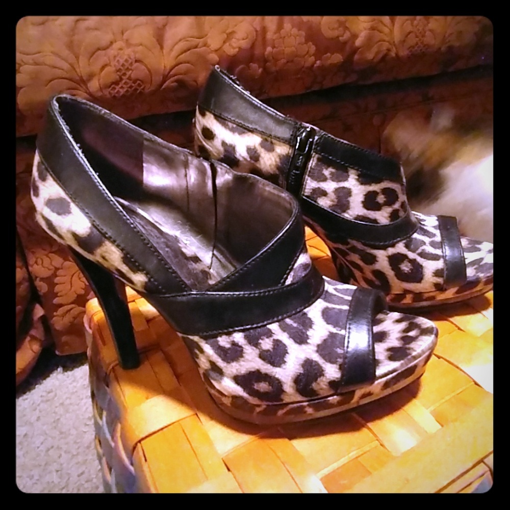 Size 6 Carlos Santana Heels